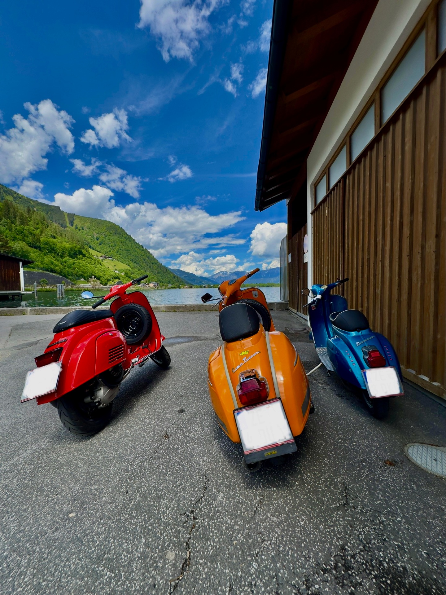 Drei Vintage-Vespas am Zeller See mit Bergpanorama