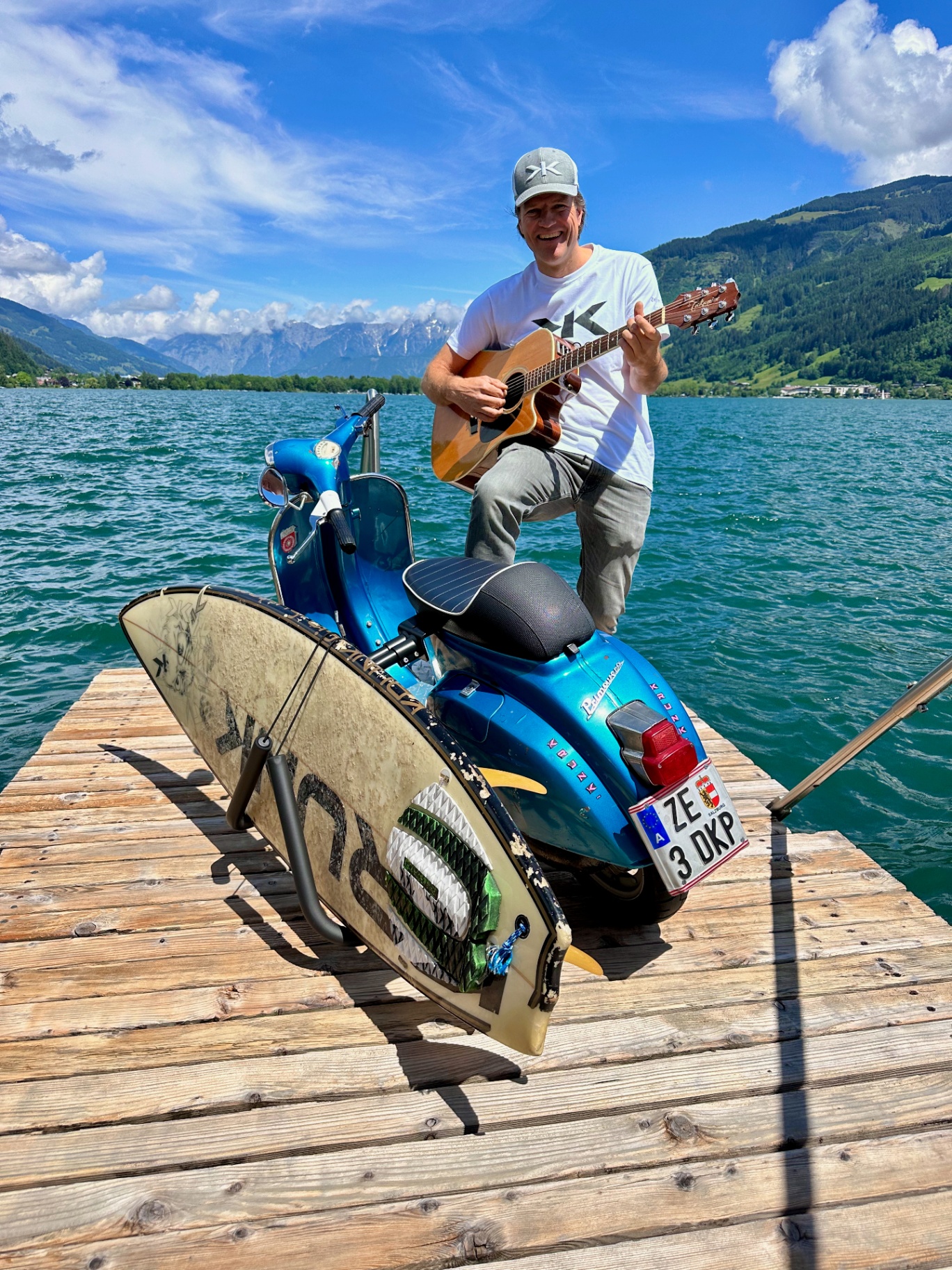 Gerhard mit Gitarre und Vespa am Steg am Zeller See